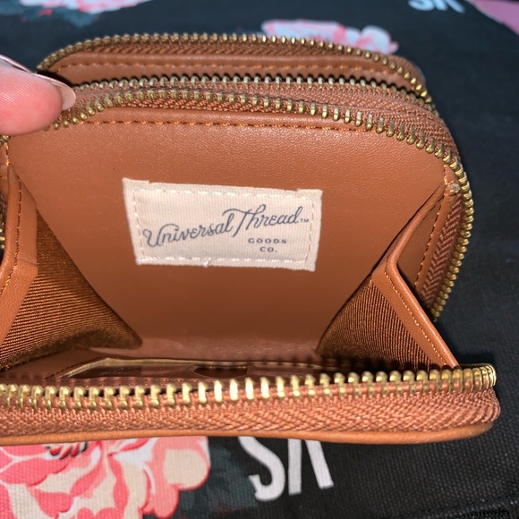 Universal Thread Compact Wallet - Picture 4 of 5